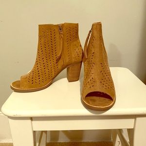 Toms open toe perforated booties sz 6.5